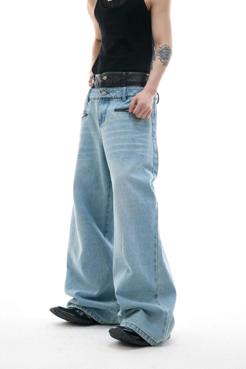 Gewaschene, abgenutzte Jeans im Lagenlook
