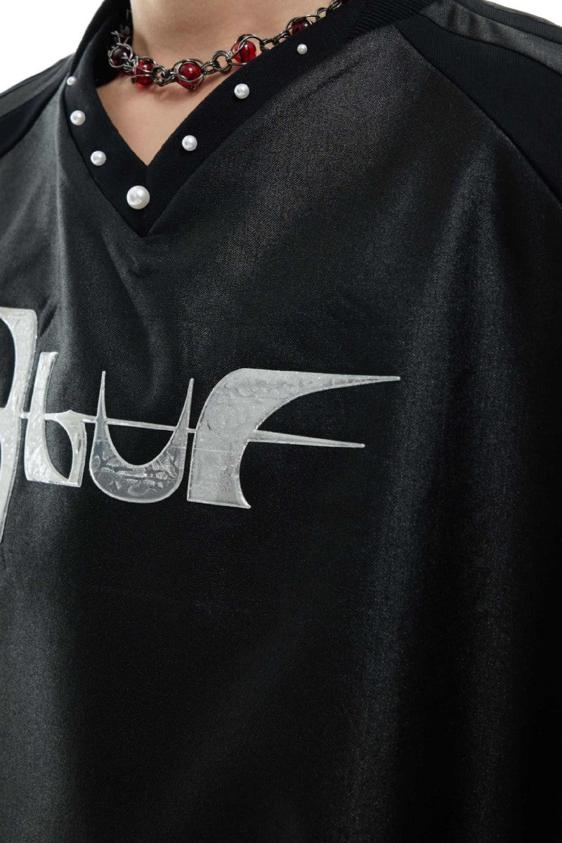 Schimmerndes, dekonstruiertes V-Ausschnitt-T-Shirt