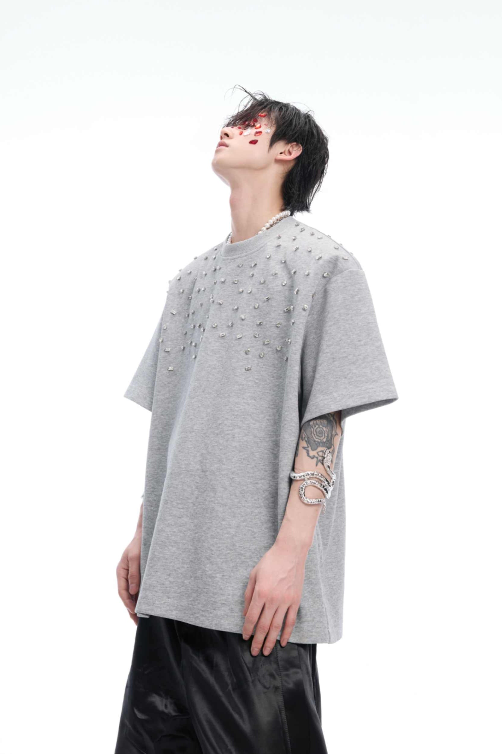 Handgenähtes Baumwoll-T-Shirt mit Strasssteinen