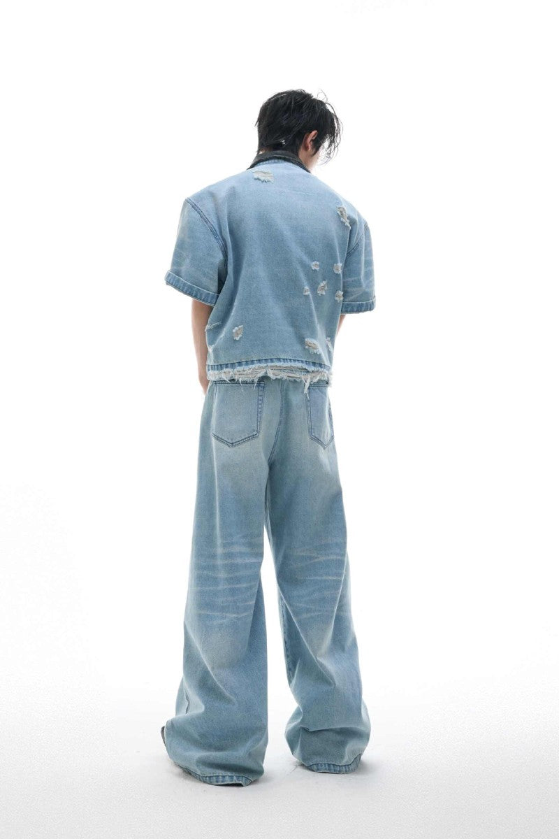 Gewaschene, abgenutzte Jeans im Lagenlook
