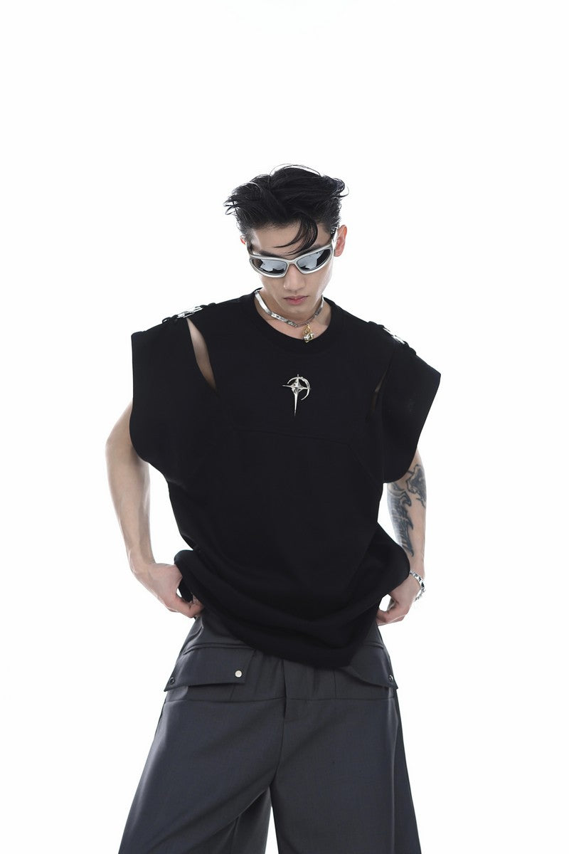 T-Shirt mit Metalllogo und geteilter Schnalle