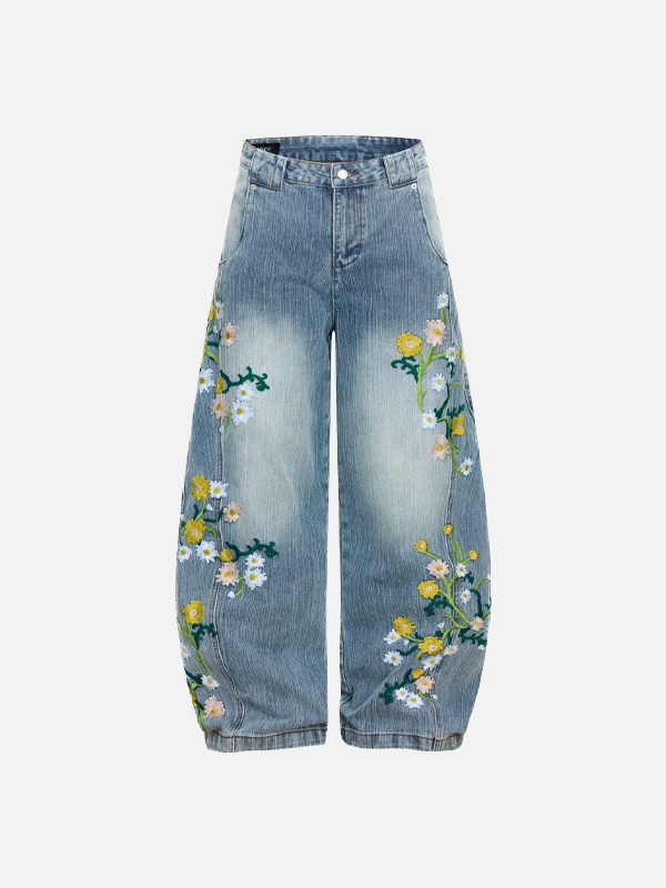 Trendige, weite Bananenjeans mit Used-Look und Blumenmuster.