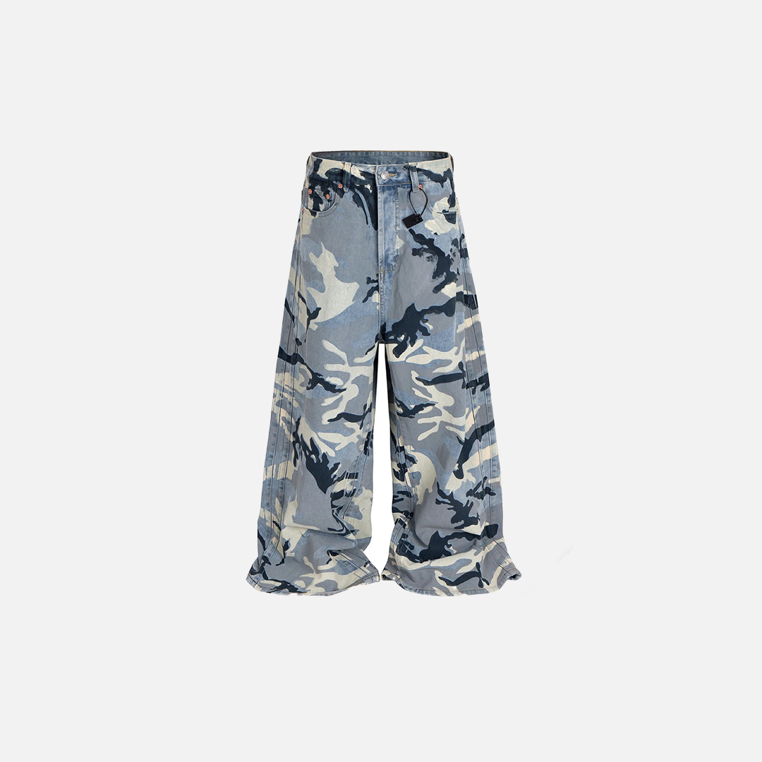 Stilvolle Camouflage-Jeans mit weitem Bein und Baggy-Griff