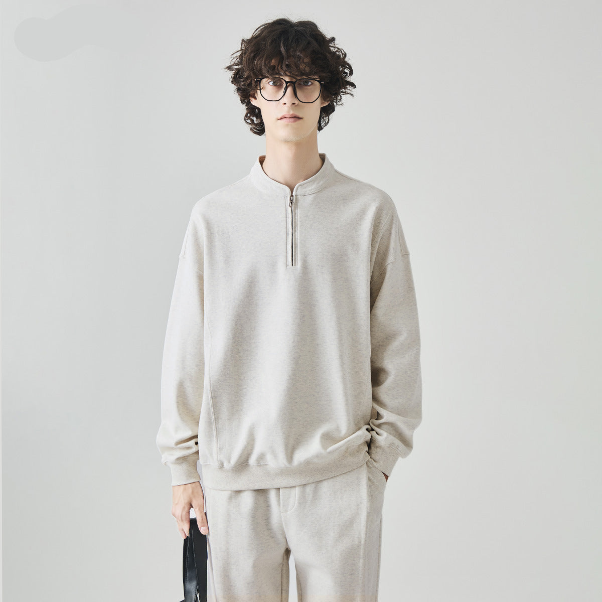 Figurschmeichelnder, stylischer Oversize-Freizeitpullover mit halbem Reißverschluss
