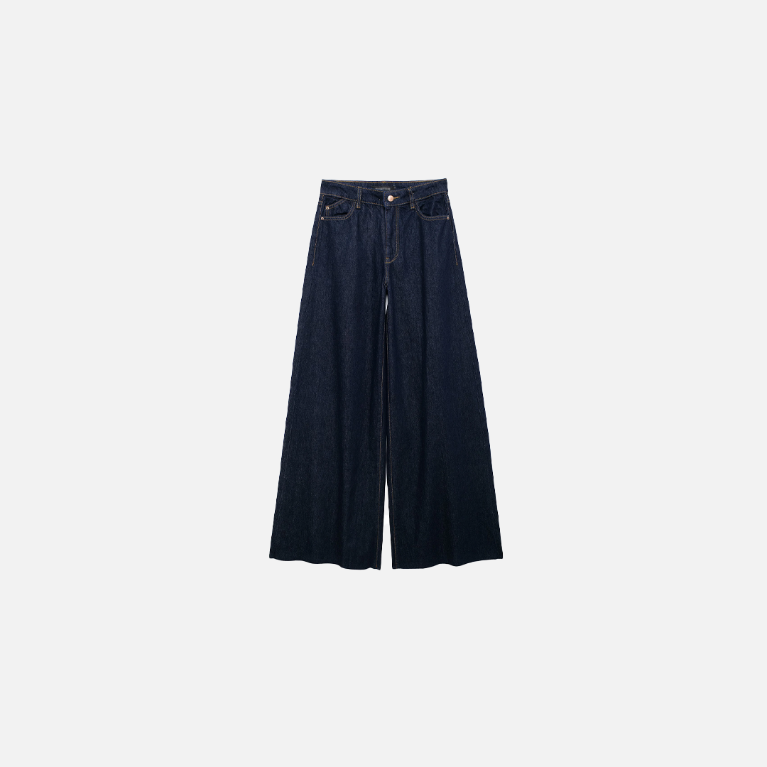 Dunkelblaue Jeans mit weitem Bein