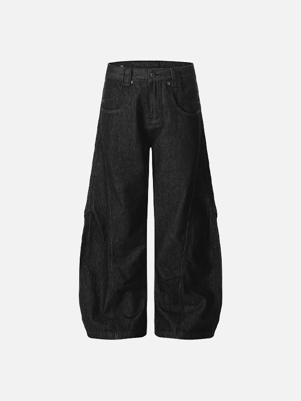 Stilvolle, dekonstruierte Jeans mit Falten und weitem Bein