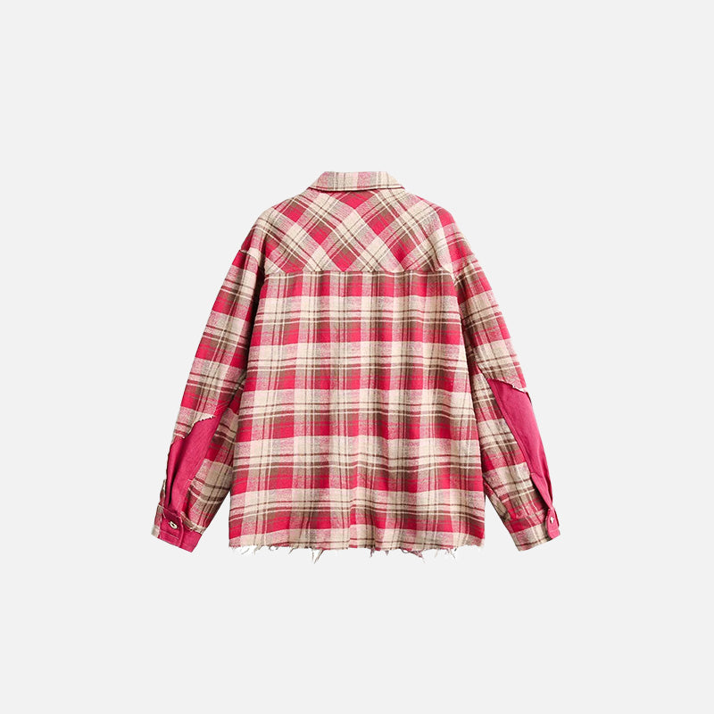 Chemise à carreaux rouges déchirée