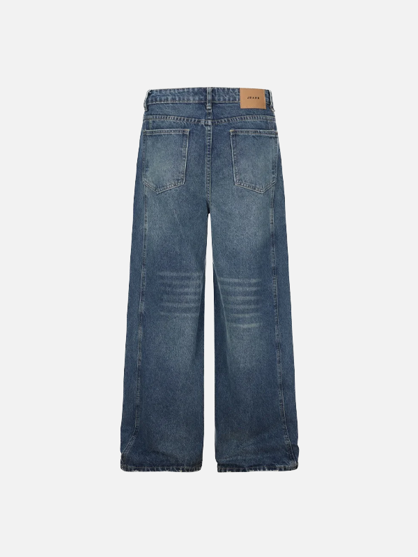 Unregelmäßig geschnittene, ausgefranste Jeans mit weitem Bein und ausgefransten Stellen.