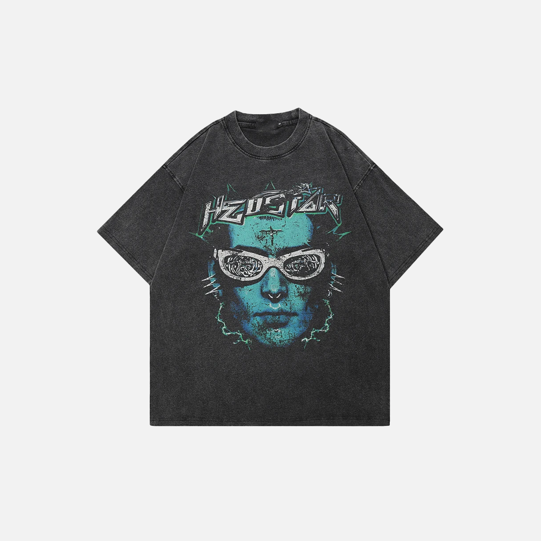 Verwaschenes schwarzes T-Shirt mit lustigem grünen Gesicht
