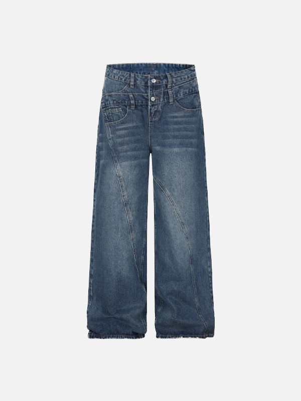 Unregelmäßig geschnittene, ausgefranste Jeans mit weitem Bein und ausgefransten Stellen.