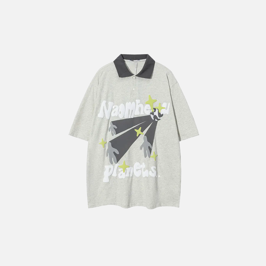 Essentielles Polo-Shirt mit farbenfrohem Cartoon-Buchstabenprint