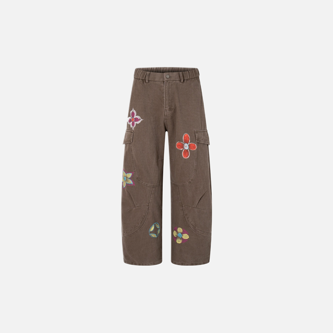 Einzigartige, handbemalte Cargo-Jeans mit weitem Bein und floralem Design.