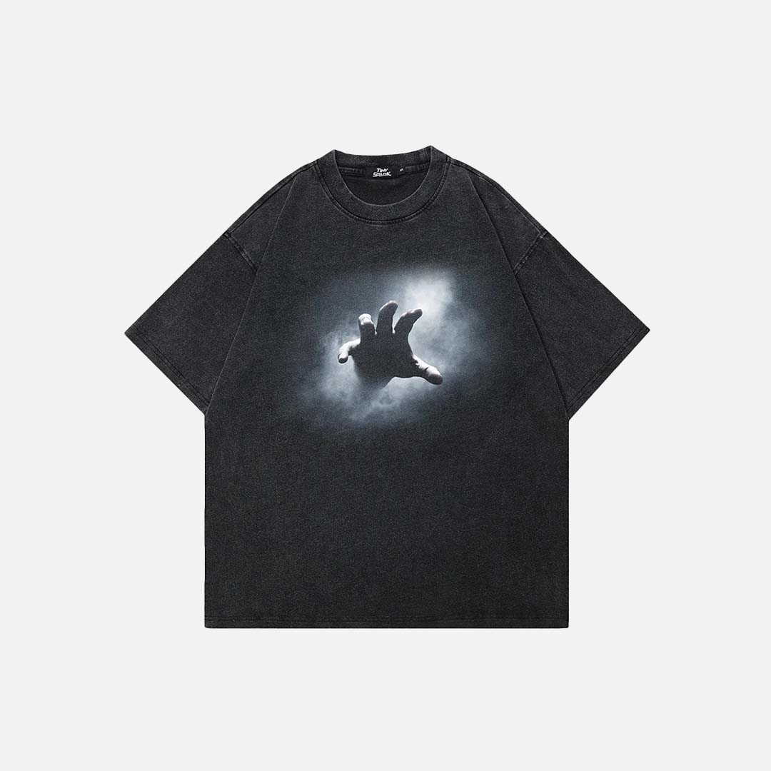T-shirt oversize rétro avec main qui agrippe