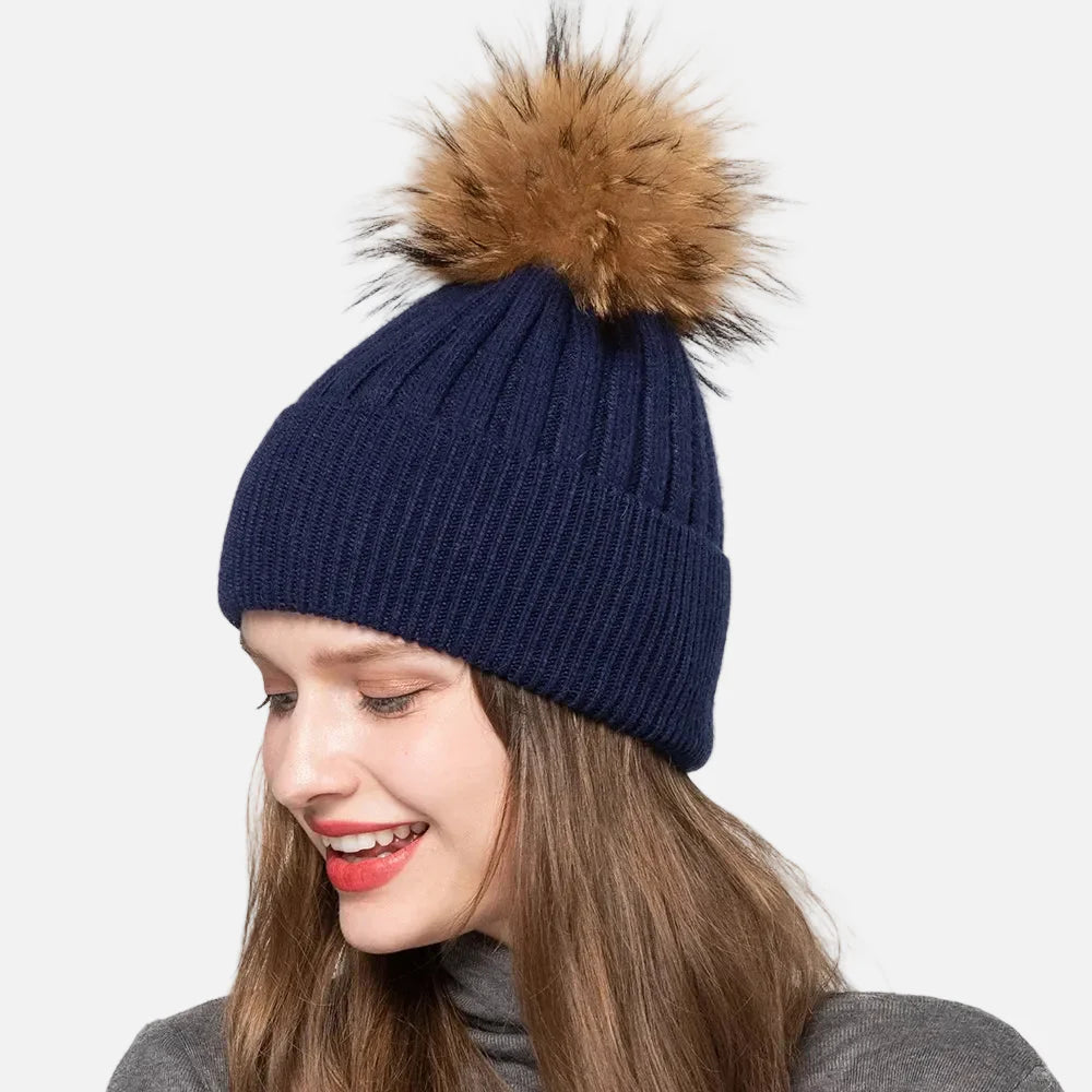 Bonnet tricoté doux en angora avec pompon