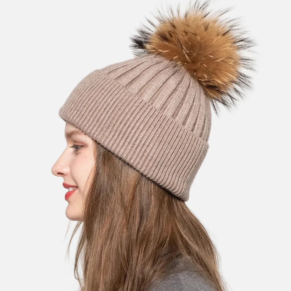 Bonnet tricoté doux en angora avec pompon
