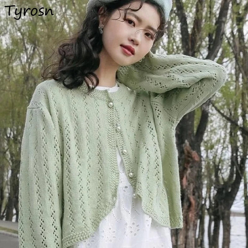 Elegante Strickjacke mit Knopfleiste und Lochmuster