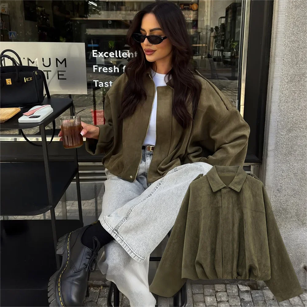 Effortlessly chic and oversized black bomber jacket with sophisticated collar and epaulet details.