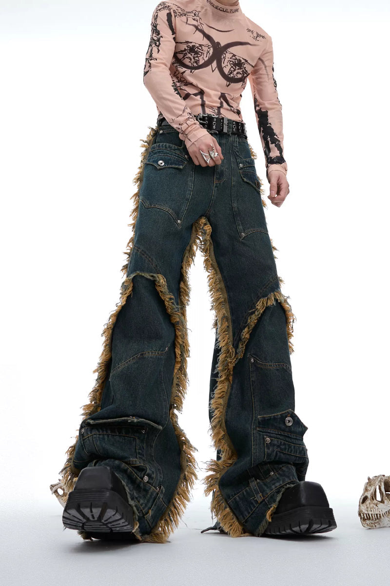 Ausgefranste, mit Nieten besetzte Jeans