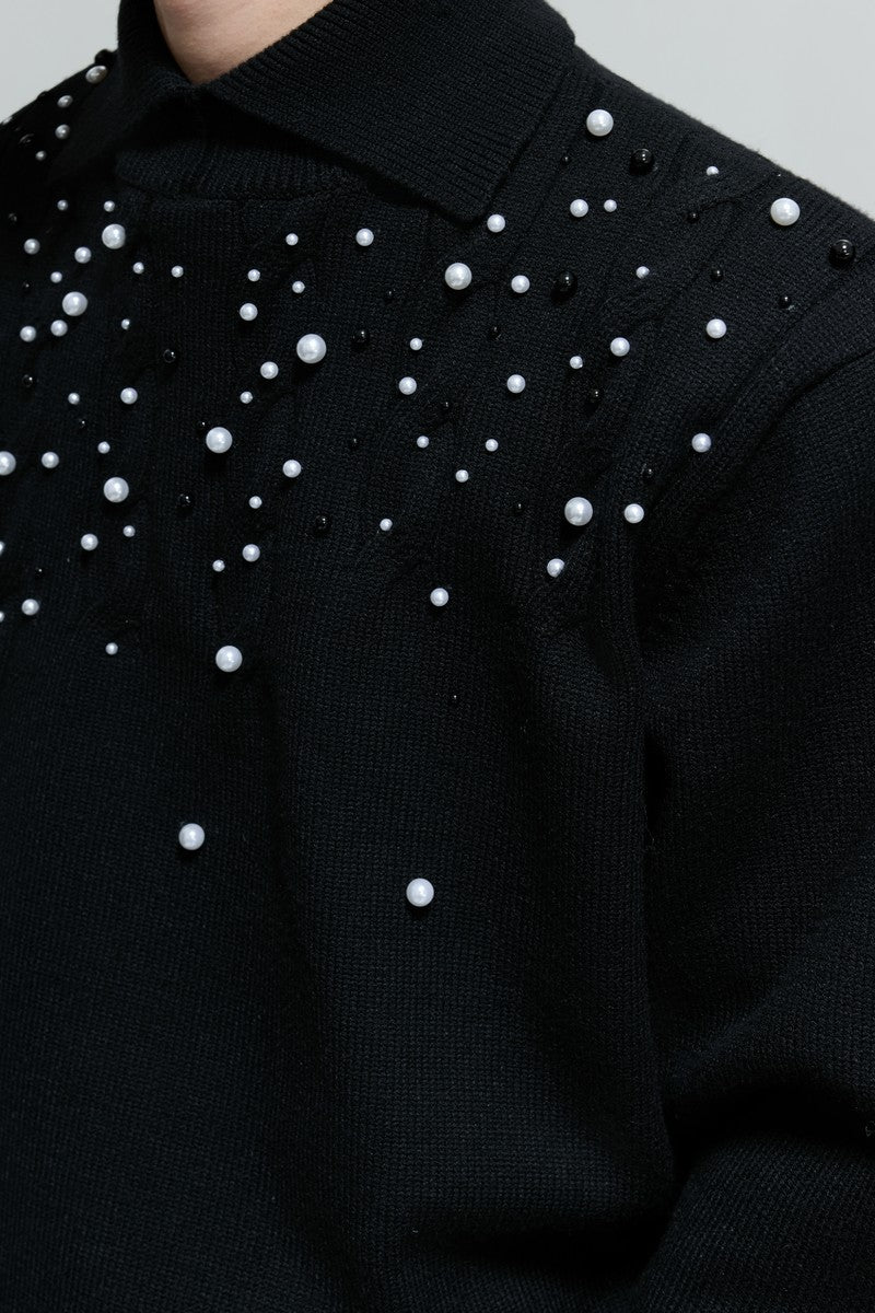 Perlenverzierter Zopfstrickpullover