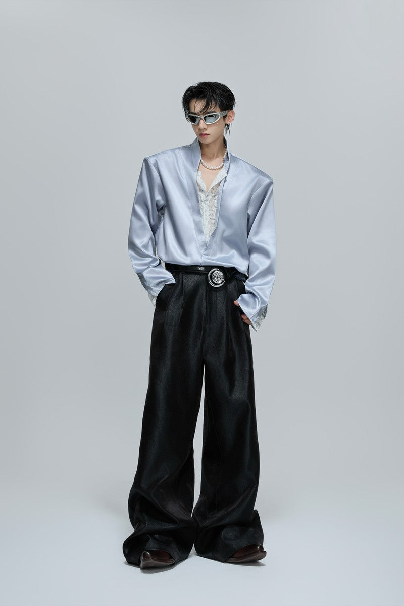 Lagenbluse aus Satin mit V-Ausschnitt und Spitze