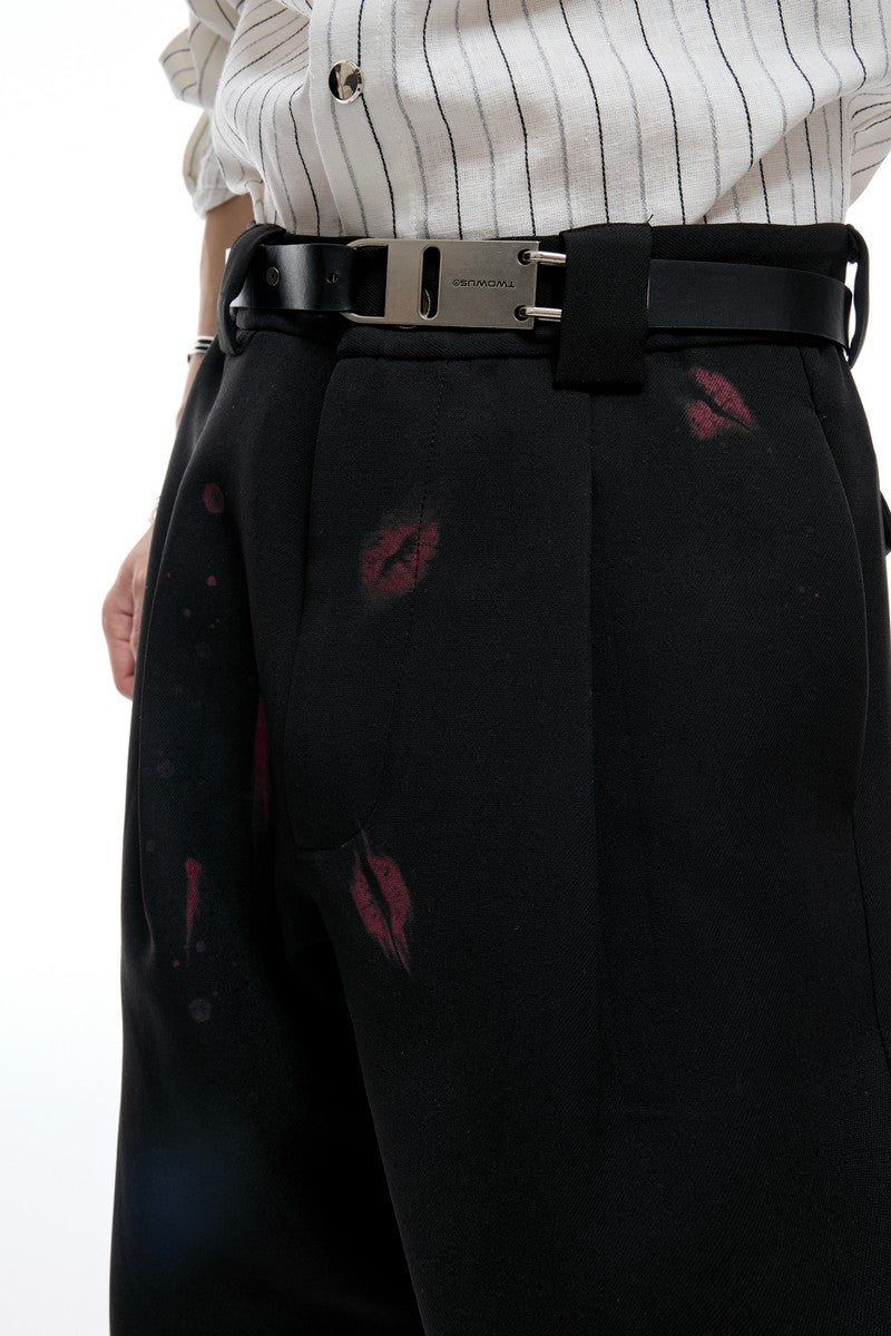 Plissierte Schlaghose mit Lippenstiftmuster