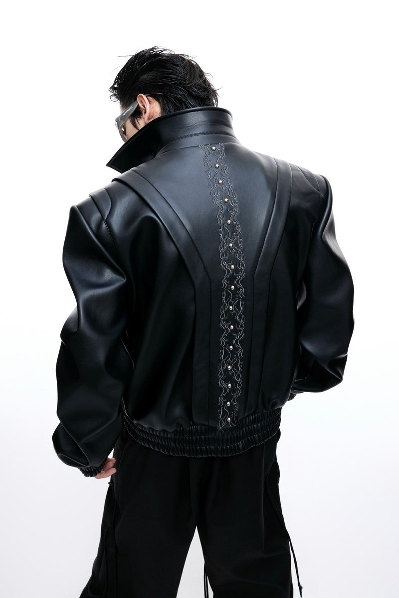 Bestickte, dekonstruierte, kurze Lederjacke