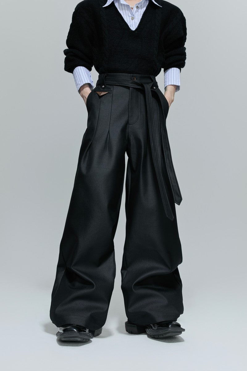 Glänzende, plissierte Hose mit geradem Bein