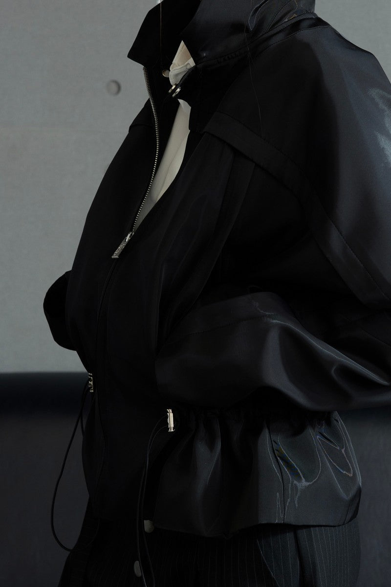 Glänzende, kurze Jacke