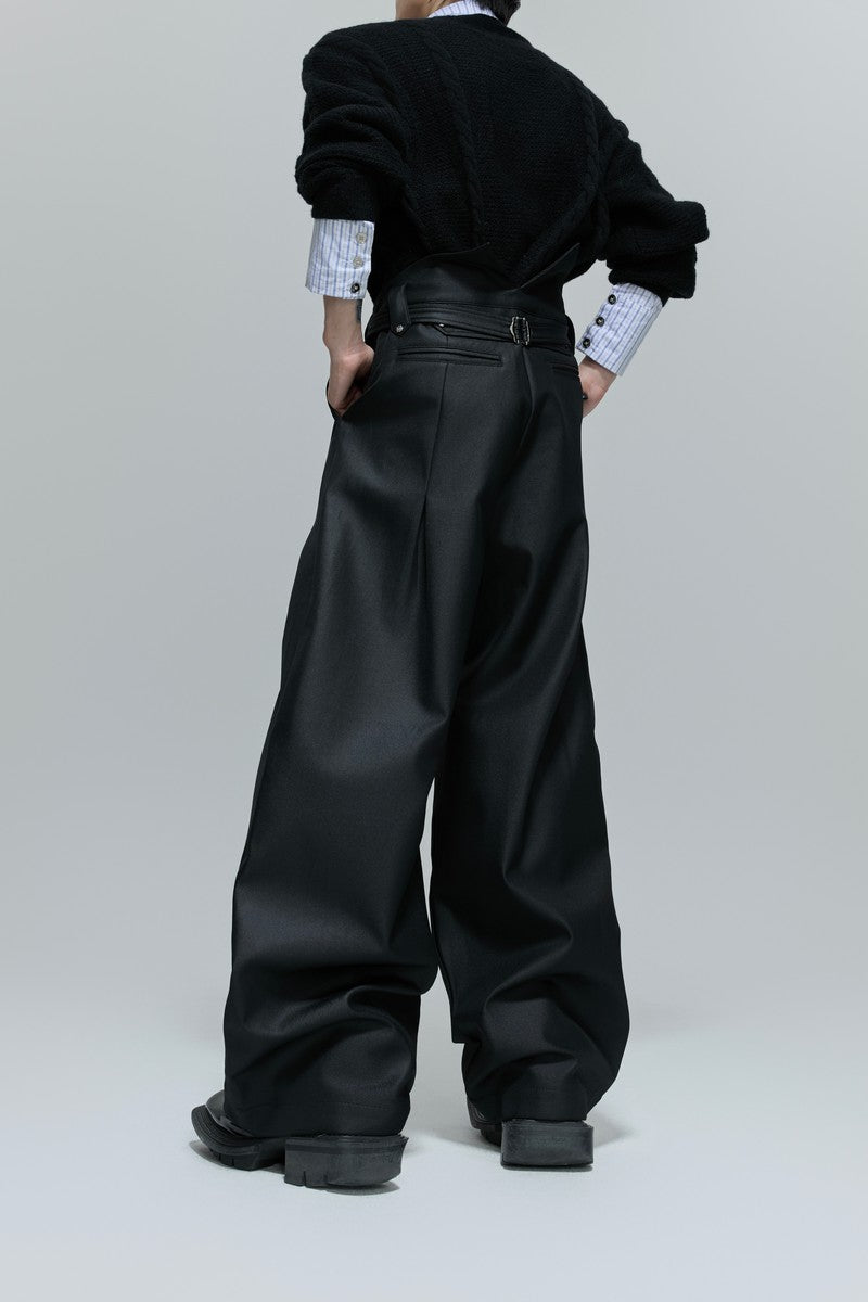 Glänzende, plissierte Hose mit geradem Bein