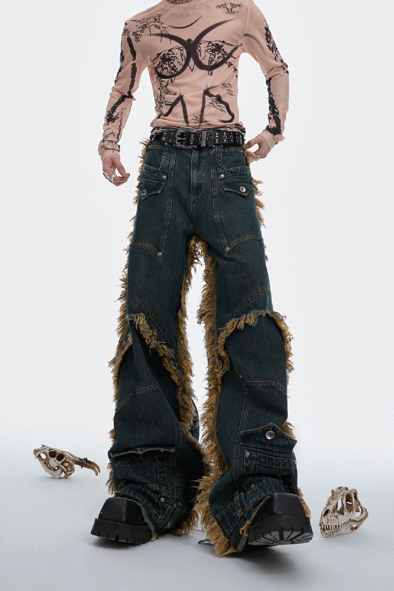 Ausgefranste, mit Nieten besetzte Jeans