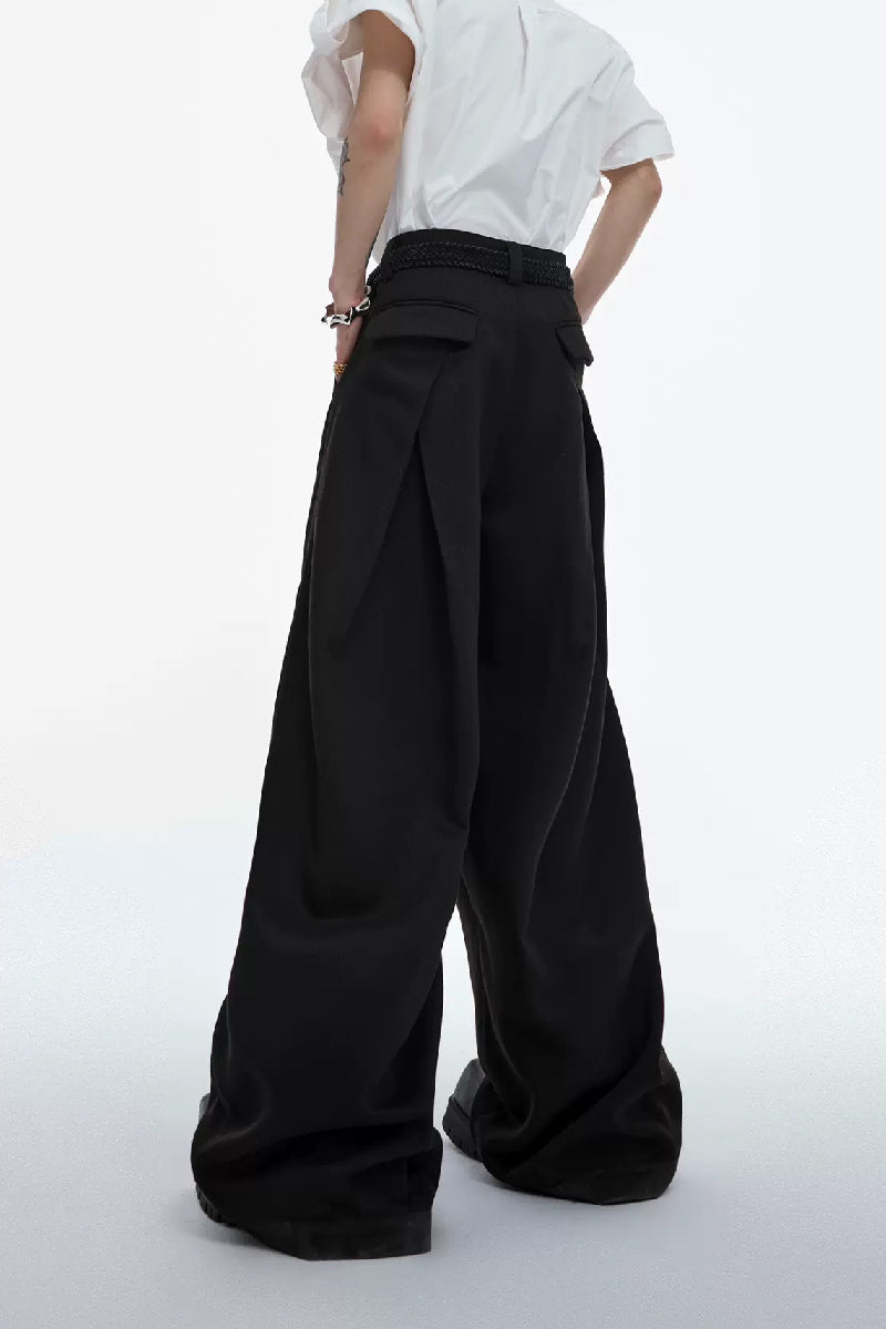 Schwere Hose mit Bindegürtel