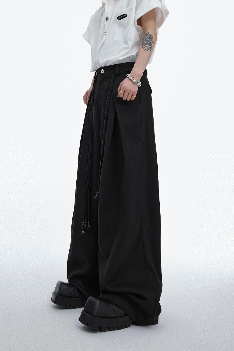 Schwere Hose mit Bindegürtel