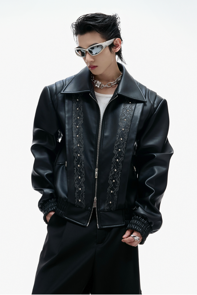 Bestickte, dekonstruierte, kurze Lederjacke