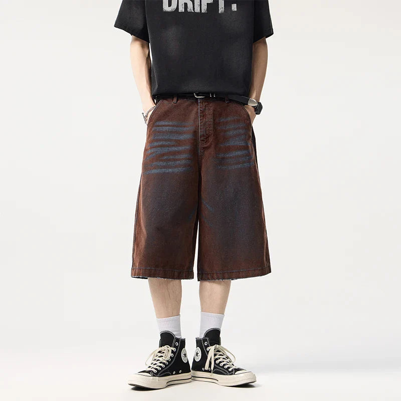 Isolierte, kühle, braun gewaschene, weite Jeansshorts