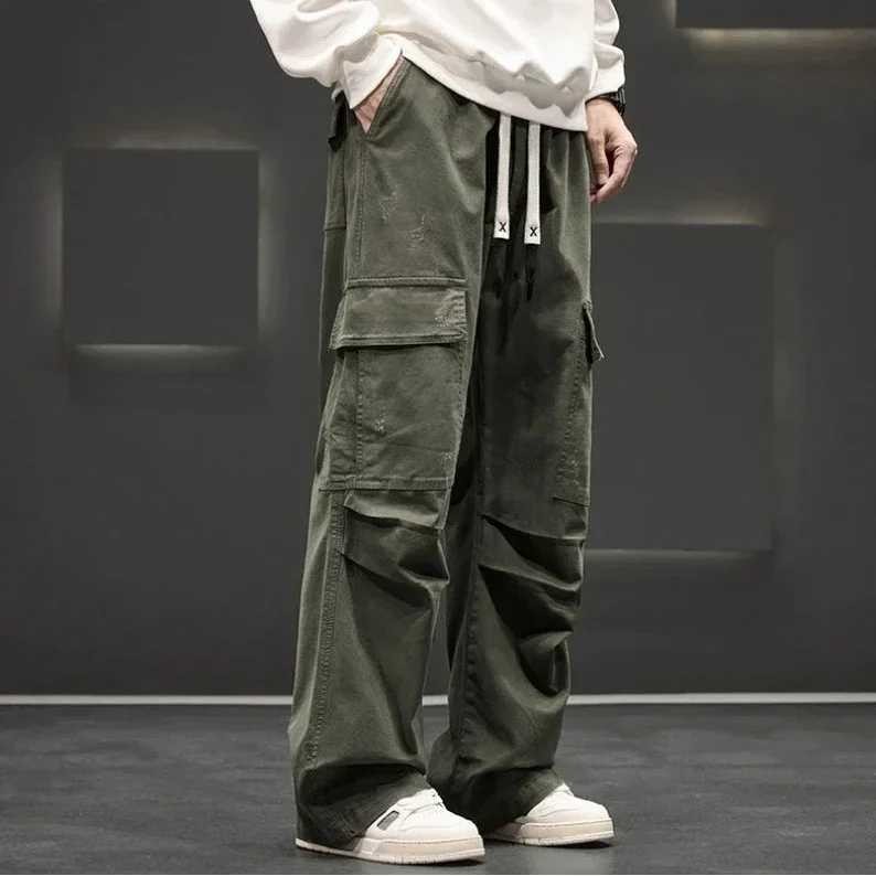 Neutrale, locker sitzende Cargohose mit weitem Bein