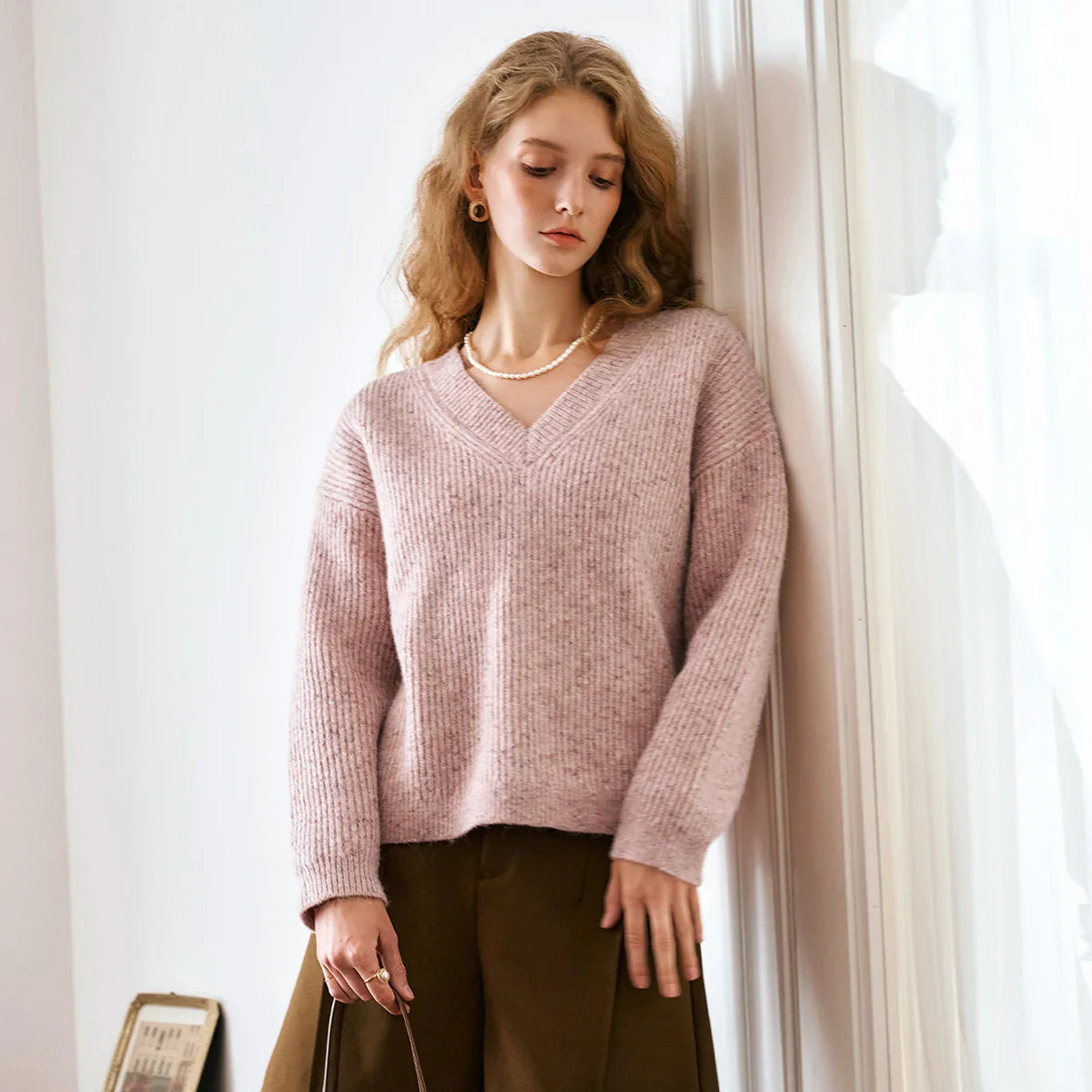 Gemütlicher, leichter Strickpullover mit V-Ausschnitt