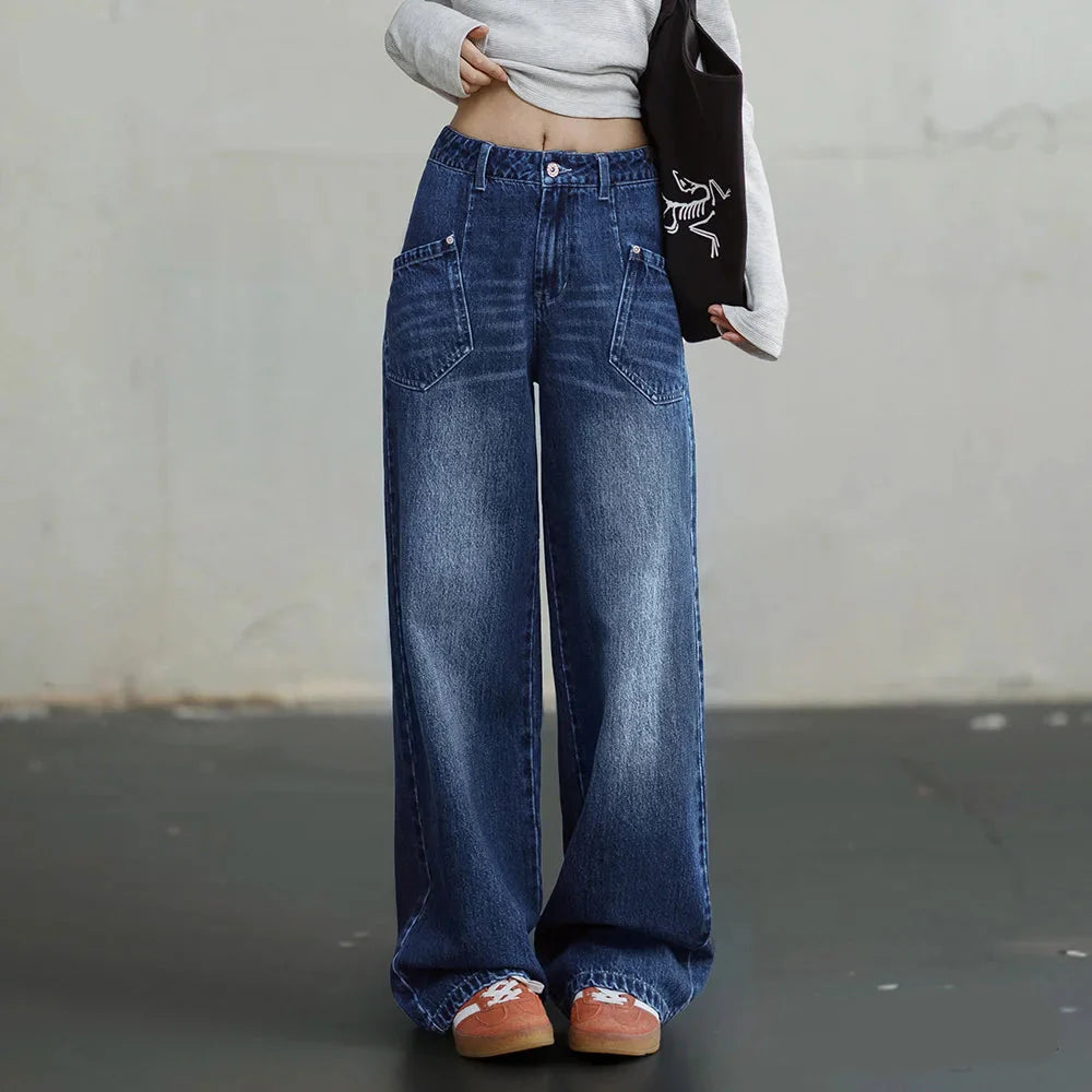 Jeans mit mittelhohem Bund, mehreren Taschen und weitem Bein
