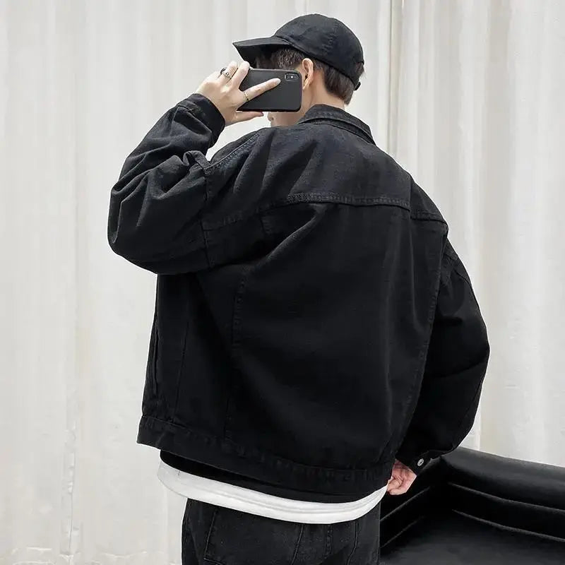 Stilvolle, einfarbige, locker geschnittene Jeansjacke mit Knöpfen