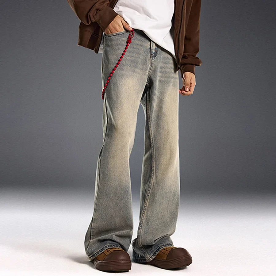 Gemütliche Vintage-Jeans mit rotem Kettenanhänger