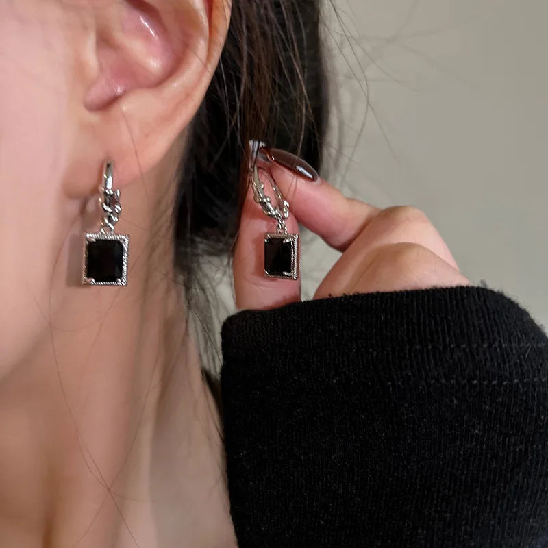 Schwarze geometrische Ohrhänger mit Zirkonia für Damen