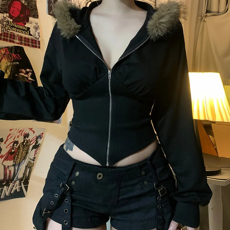 Dunkler Herbst-Winter-Hoodie aus Kunstpelz