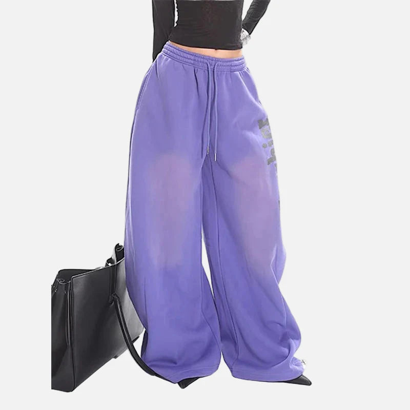 Atmungsaktive Jogginghose mit weitem Bein und lila Gothic-Buchstabenprint im Y2K-Stil