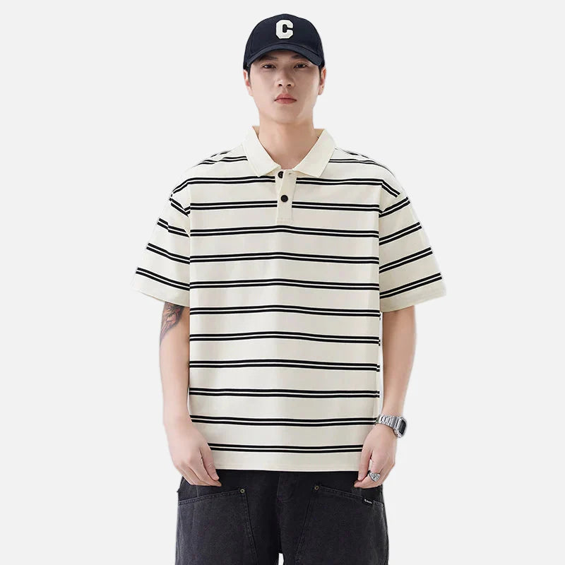 Polo-T-Shirt mit künstlerischem Streifenmuster und kurzen Ärmeln