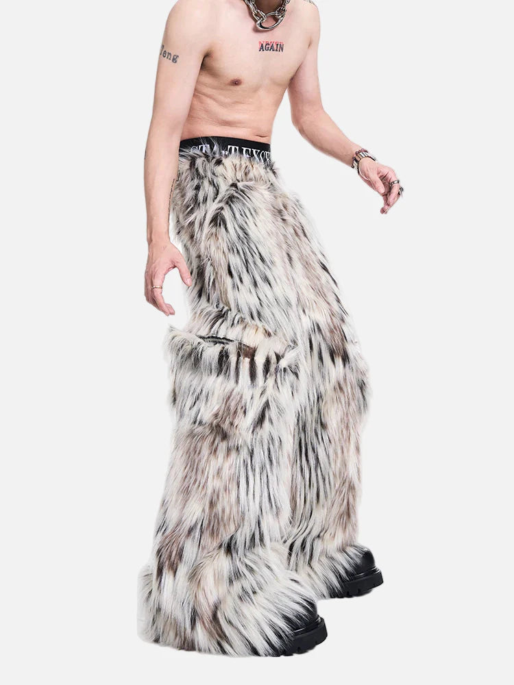 Luxuriöse, übergroße Freizeithose aus Kunstpelz mit Leopardenmuster.
