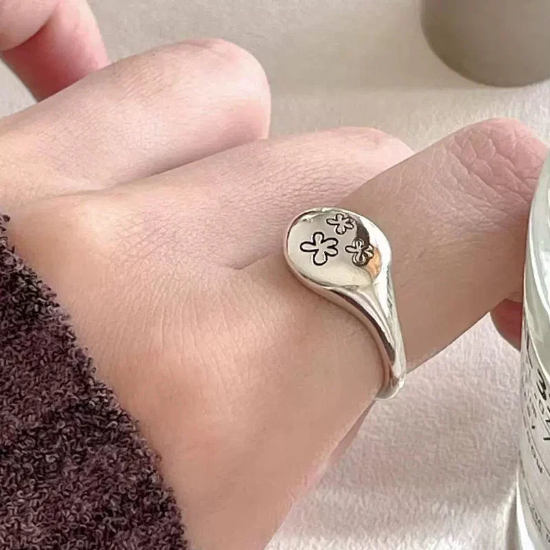 Minimalistischer Ring aus Sterlingsilber mit Blumenmuster