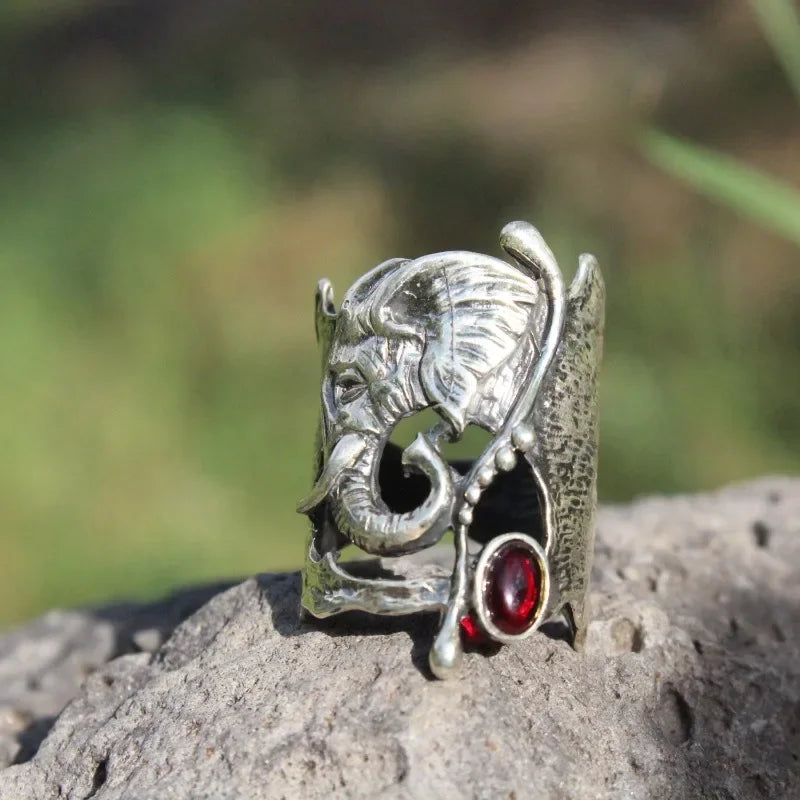 Extravagante Vintage-Ringe mit afrikanischem Elefantenmotiv und rotem Stein