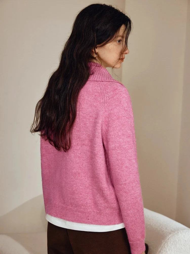 Warmer, lässiger Strickpullover mit Umlegekragen