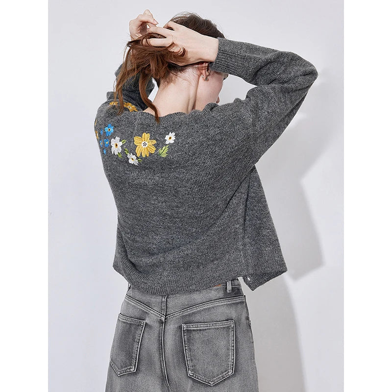 Rundhals-Strickjacke mit Blumenstickerei