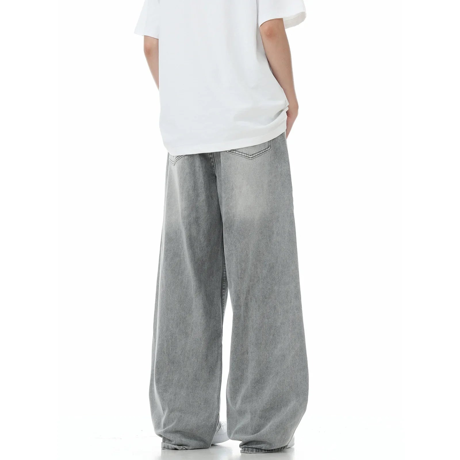 Isolierte High-Waist-Jeans mit weitem Bein