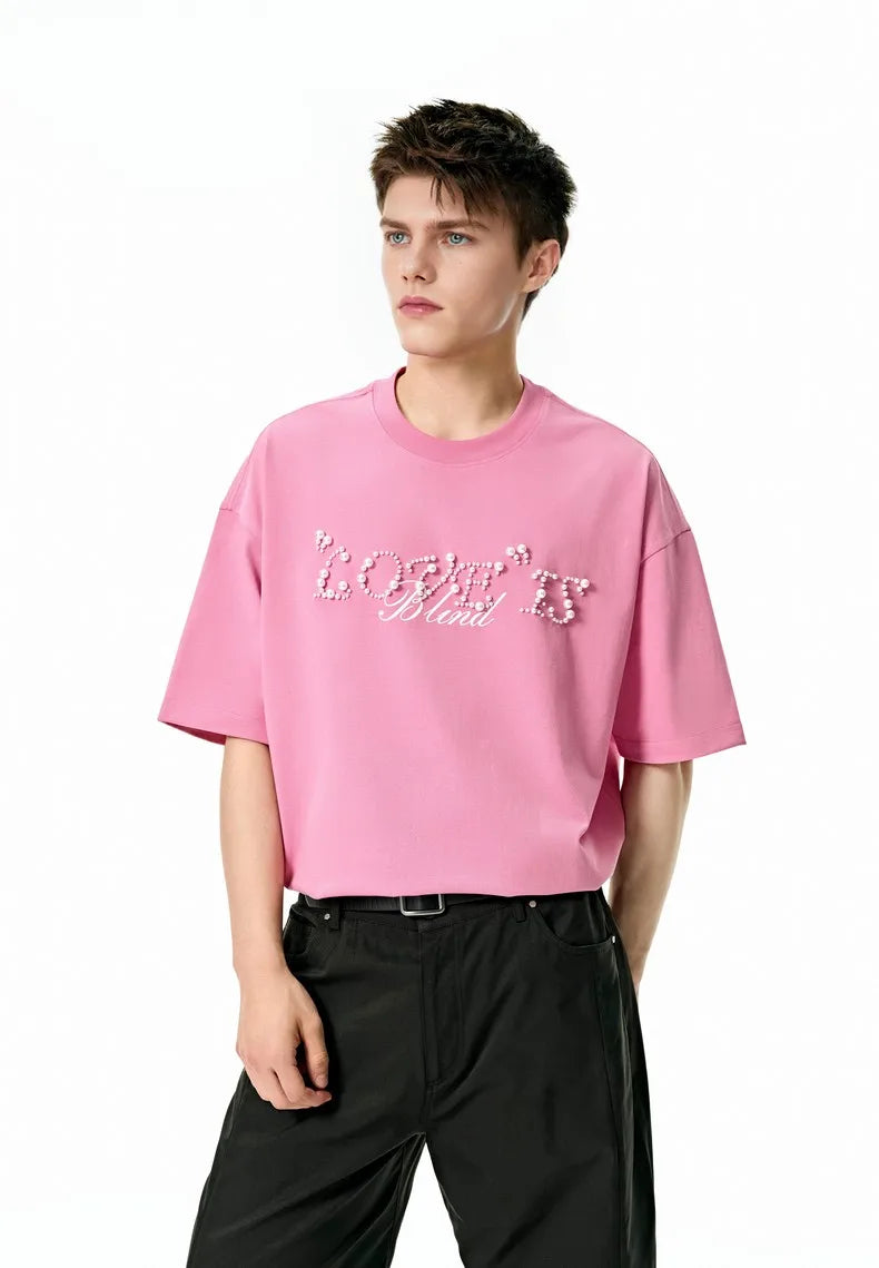 T-shirt graphique « L'amour est aveugle »